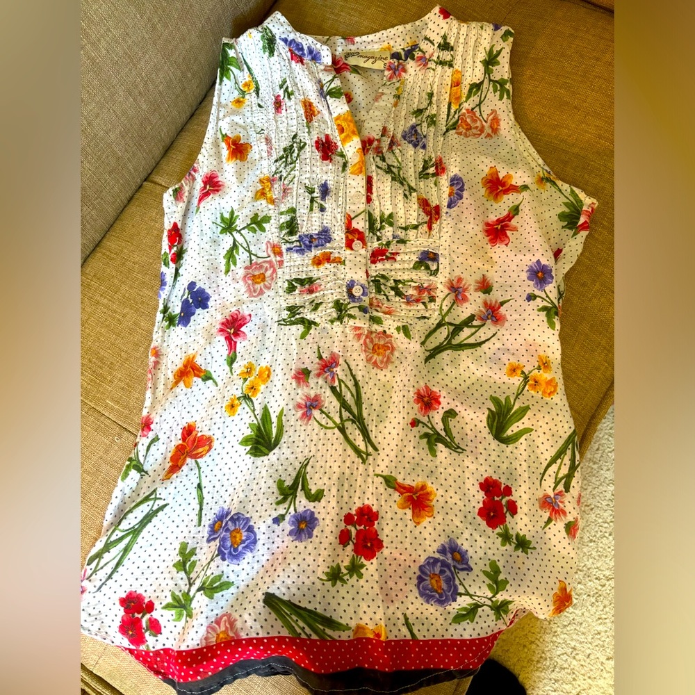 Cute lightweight flower tunic. Size S